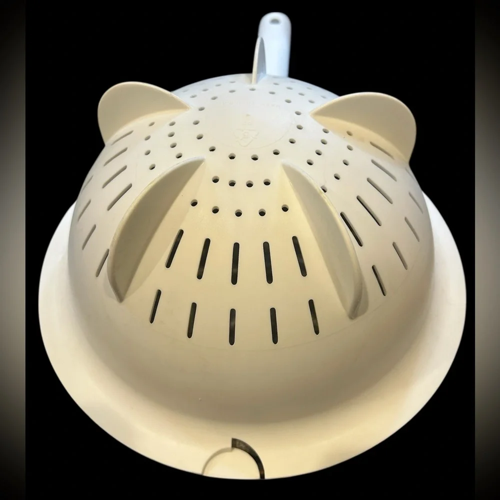 Tupperware 2 Quart Large White Colander Strainer Made in USA #8382 No Flaws Seen
